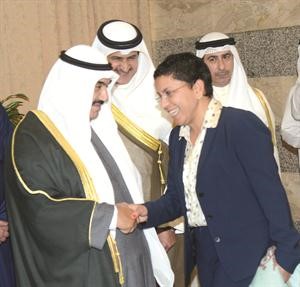 سمو الشيخ ناصر المحمد مصافحا السفيرة ريم الخالد