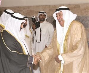 السفير علي المؤمن مصافحا سمو الشيخ ناصر المحمد