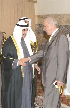 سمو الشيخ ناصر المحمد مصافحا محمد السنعوسي
