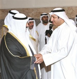 دبدر الشريعان مصافحا سمو الشيخ ناصر المحمد
