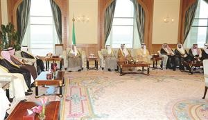 صاحب السمو الامير الشيخ صباح الاحمد مستقبلا ماجد بن عجمي الدويش والوفد المرافق