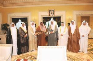 سمو ولي العهد الشيخ نواف الاحمد خلال لقائه مسالم الاذينة وعادل الرومي واعضاء مجلس ادارة شركة فيفا
