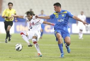 البرازيلي روجيريو يتعرض للمضايقة من قبل مدافع الصفاء﻿