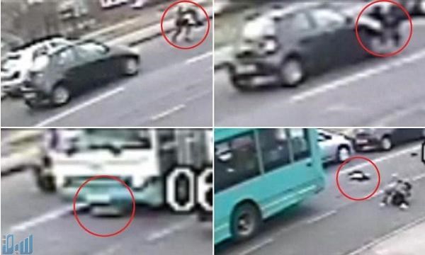 بالفيديو.. صدمتها سيارة ودهستها حافلة و"نجت بحياتها"
