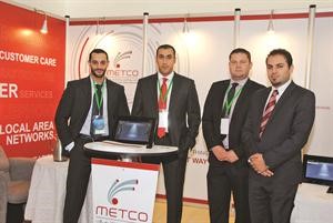 الرئيس التنفيذي لشركة الشرق الاوسط للاتصالات باسم عبدالجليل يتوسط الفريق

