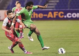 لاعب الاتفاق احمد مبارك يصارع لاعب لخويا لويز جونيور افپ
