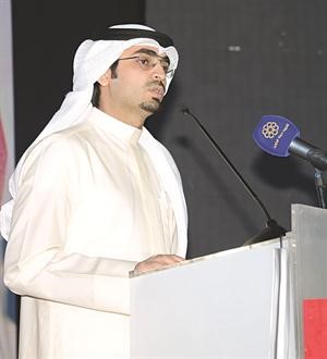 الاعلامي عبدالله بوفتين ملقيا كلمة الشباب في المؤتمر