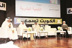 الشيخ محمد العبدالله وعبدالعزيز الزبن في جلسة اولوية التنمية البشرية والتوظيف﻿