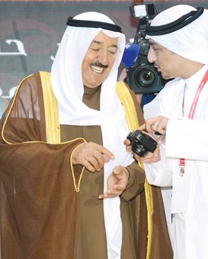 سمو الامير يتلقى كاميرا هدية تذكارية من عبدالعزيز صادق
