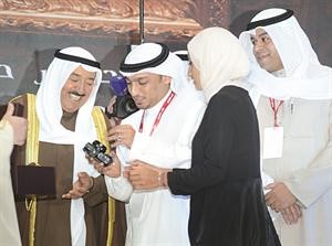  عبدالعزيز صادق يسلم هدية تذكارية لصاحب السمو الامير﻿
