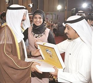 صاحب السمو الامير الشيخ صباح الاحمد يتسلم وثيقة المؤتمر الوطني للشباب