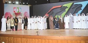 صاحب السمو الامير الشيخ صباح الاحمد وسمو ولي العهد الشيخ نواف الاحمد يتوسطان اعضاء مجلس الشباب التحضيري ﻿