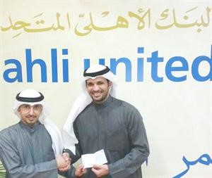 عبدالوهاب البابطين يكرم اللاعب خالد الفضلي﻿