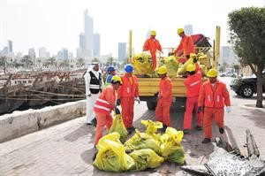 شاحنات البلدية ترفع المخلفات بعد انتشالها من نقعة الشملان
