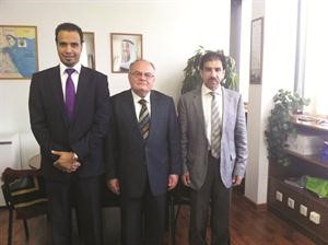 السفير خضر حلوة اثناء زيارته مكتب كونا
