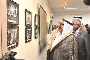 الشيخ ناصر يطلع على مجموعة من الصور التي تحكي مسيرة العلاقات الثنائية بين البلدين﻿