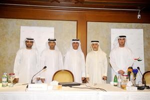 السفير الاماراتي دعلي بن شكر وناصر الشيبة ودعيسى بستكي خلال المؤتمر الصحافي متين غوزال
