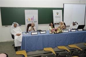 منى الدعاس متحدثة خلال الجلسة الحوارية ويبدو دضيف الله المطيري هاني عبدالله