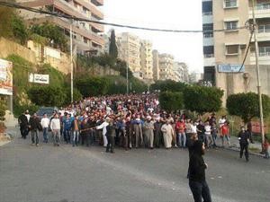 انصار الشيخ احمد الاسير يتوجهون الى مسجد بلال بن رباح في محاولة لفك الحصار عنه 