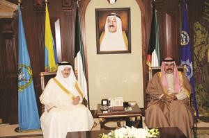 سمو ولي العهد الشيخ نواف الاحمد خلال لقائه الشيخ عبدالعزيز الابراهيم﻿