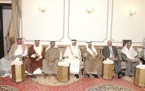 سمو الشيخ ناصر المحمد خلال مادبة الغداء للشيخ عبدالعزيز الابراهيم بحضور جاسم الخرافي والشيخ فيصل الحمود﻿