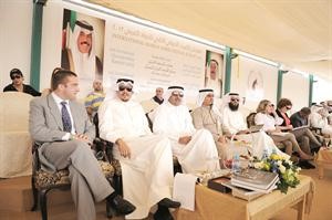 الشيخ ضاري الفهد والشيخ علي الناصر يتوسطان الحضور﻿