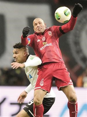 وائل جمعة احد اعمدة الدفاع في الاهلي