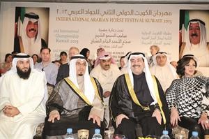 الشيخ احمد الحمود والامير سعود بن سلطان في مقدمة الحضور قاسم باشا
