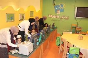 الاطفال يستخدمون الحواسيب باشراف موظفات بيتك﻿