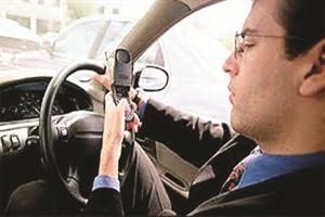 ثلثا الأميركيين يستخدمون هواتفهم المحمولة أثناء قيادتهم السيارة
