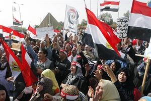 ﻿متظاهرون معارضون للاخوان المسلمين امام الجندي المجهول في القاهرة امس	 اپ﻿