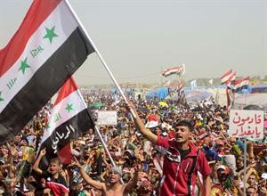 تظاهرات مناهضة للحكومة العراقية في مدينة الرمادي امس	افپ﻿