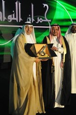 رجا الحجيلان يتسلم هدية تكريمية﻿