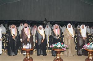 الحضور وقوفا للنشيد الوطني في بداية الحفل﻿