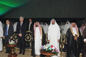 حسين مزيد مع عدد من الديبلوماسيين والحضور في المؤتمر 	انور الكندري﻿