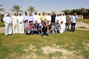 محمد الجبري متوسطا المحررين البرلمانيين والمصورين بعد حفل الغداء الذي اقامه على شرفهم في ديوانه ظهر امس	متين غوزال﻿