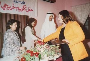 الراحلة في حفل تكريمي مع طالبات جامعة الكويت