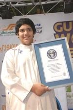 عمر عدنان يحمل شهادته