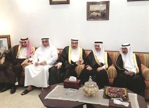 الشيخ عبدالعزيز الابراهيم والشيخ فيصل الحمود وسلطان بن حثلين والشيخ علي الحمود والشيخ مالك الحمود في ديوان ابوحليفة