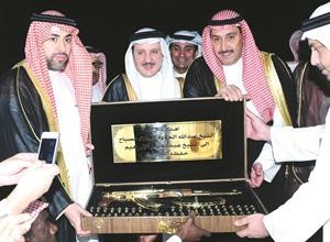 الشيخ عبدالعزيز الابراهيم يتلقى اهداء من الشيخ فيصل الحمود
