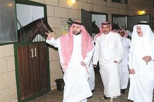 الشيخ عبدالعزيز الابراهيم يطلع على الخيول في اسطبل العرين بحضور الشيخ فيصل الحمود والشيخ عبدالله الحمود
