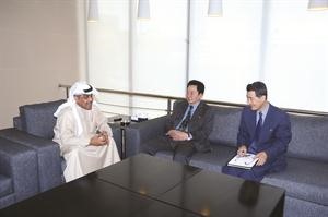 الزميل عدنان الراشد مستقبلا السفير سو تشانغ سيك والمستشار تشوي كانغ سالم الشمري