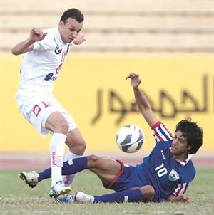 مهاجم الابيض شادي الهمامي يمر من لاعب الجهراء محمد سعد 	الازرقكوم﻿