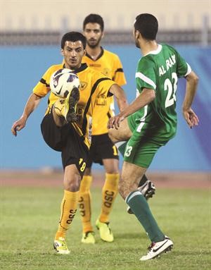 لاعب القادسية نواف المطيري يروض الكرة امام نواف شويع﻿