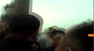 بالفيديو.. صلب اثنين من البلطجية على اعمدة الانارة في مصر