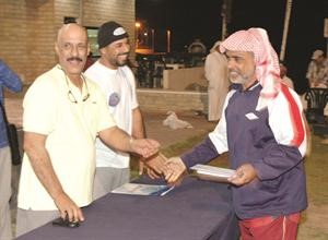 احد الفائزين يتسلم جائزته﻿