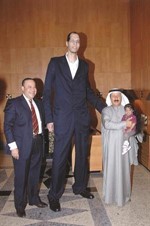 جواد بوخمسين في صورة تذكارية مع اقصر امراة واطول رجل في العالم﻿