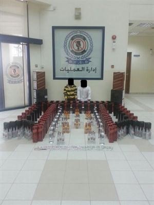 البدون وابن اخيه وامامهما الخمور المضبوطة