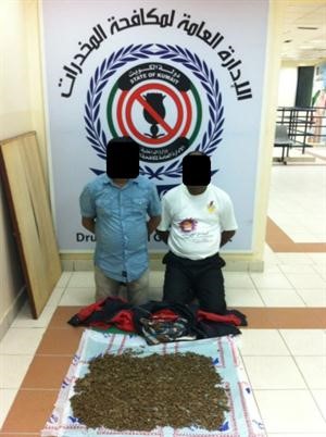 الاسيويان وامامهما الماريغوانا