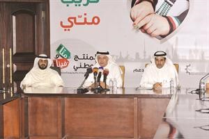 براك الصبيح متوسطا باني الهاجري وفهاد المطيري خلال المؤتمر الصحافي اسامة ابوعطية
